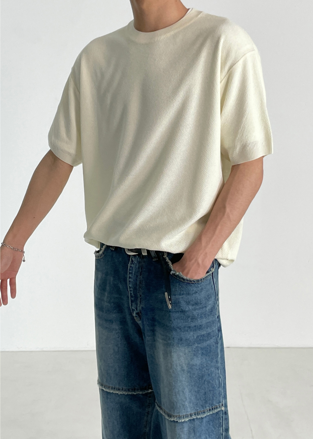 반팔 티셔츠 모델 착용 이미지-S1L178