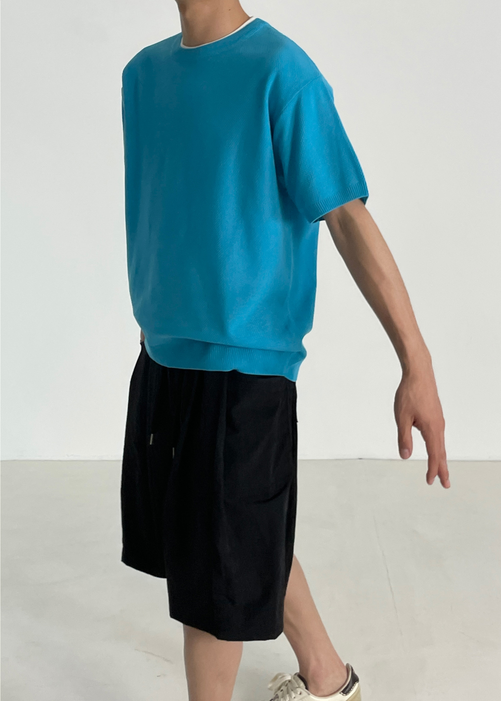 반팔 티셔츠 모델 착용 이미지-S1L173