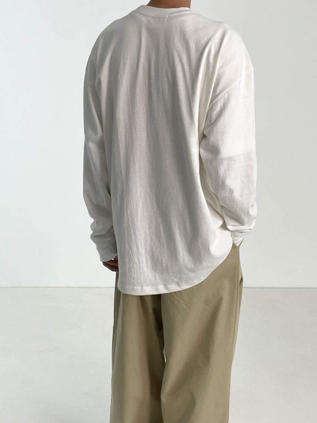 긴팔 티셔츠 모델 착용 이미지-S1L61