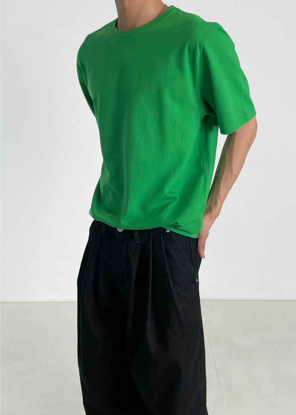 반팔 티셔츠 모델 착용 이미지-S1L75
