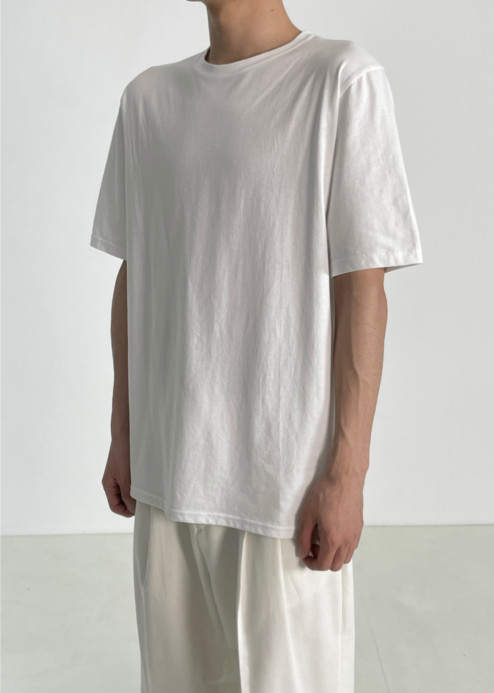 반팔 티셔츠 모델 착용 이미지-S1L46