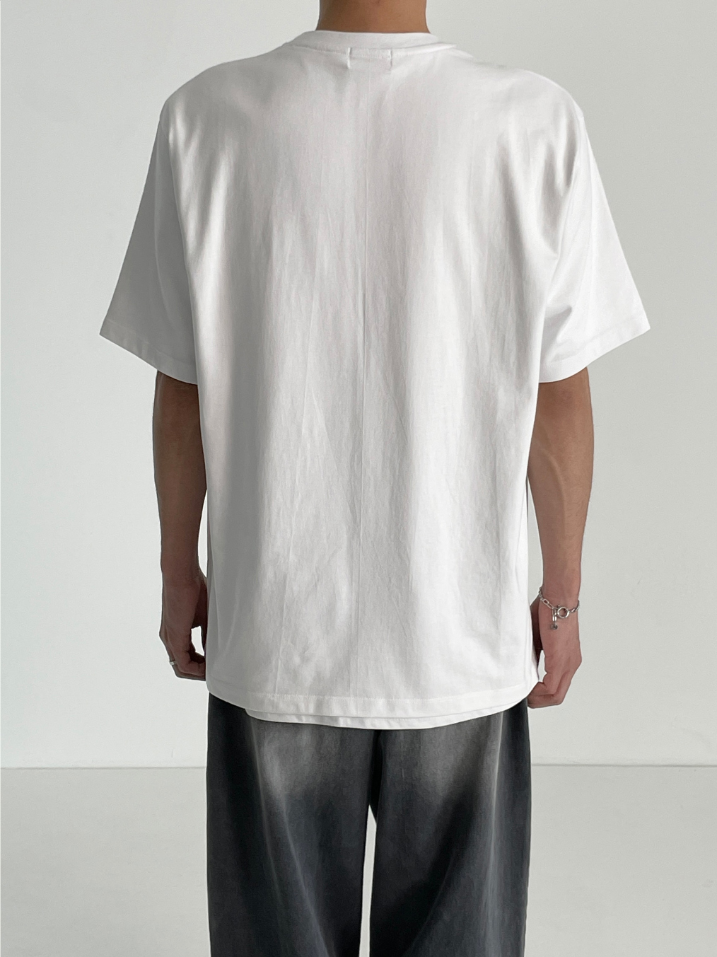 반팔 티셔츠 모델 착용 이미지-S1L53