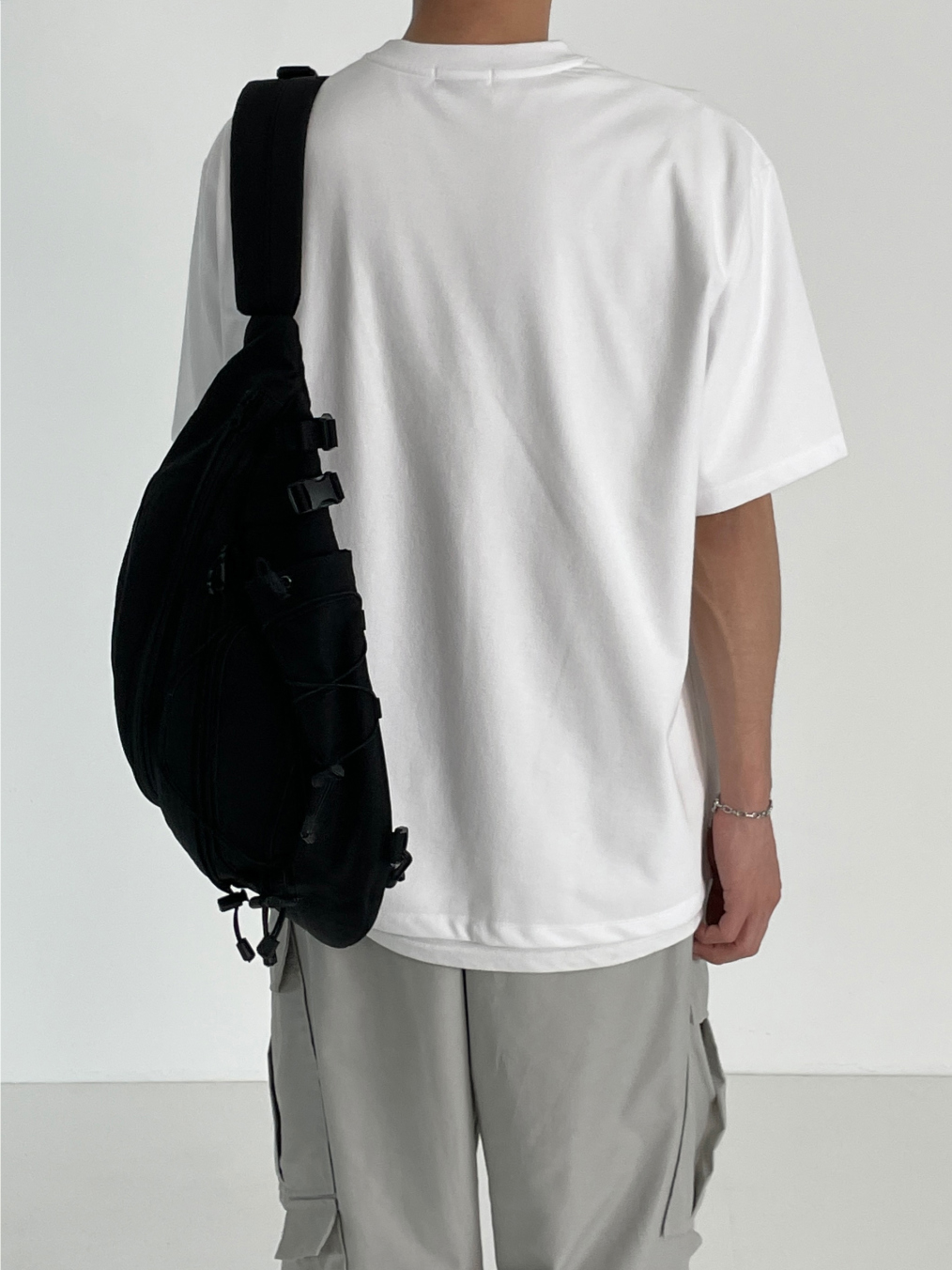 반팔 티셔츠 모델 착용 이미지-S1L45