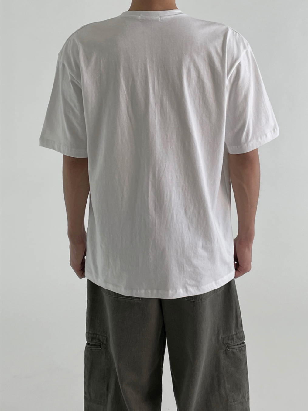 반팔 티셔츠 모델 착용 이미지-S1L37
