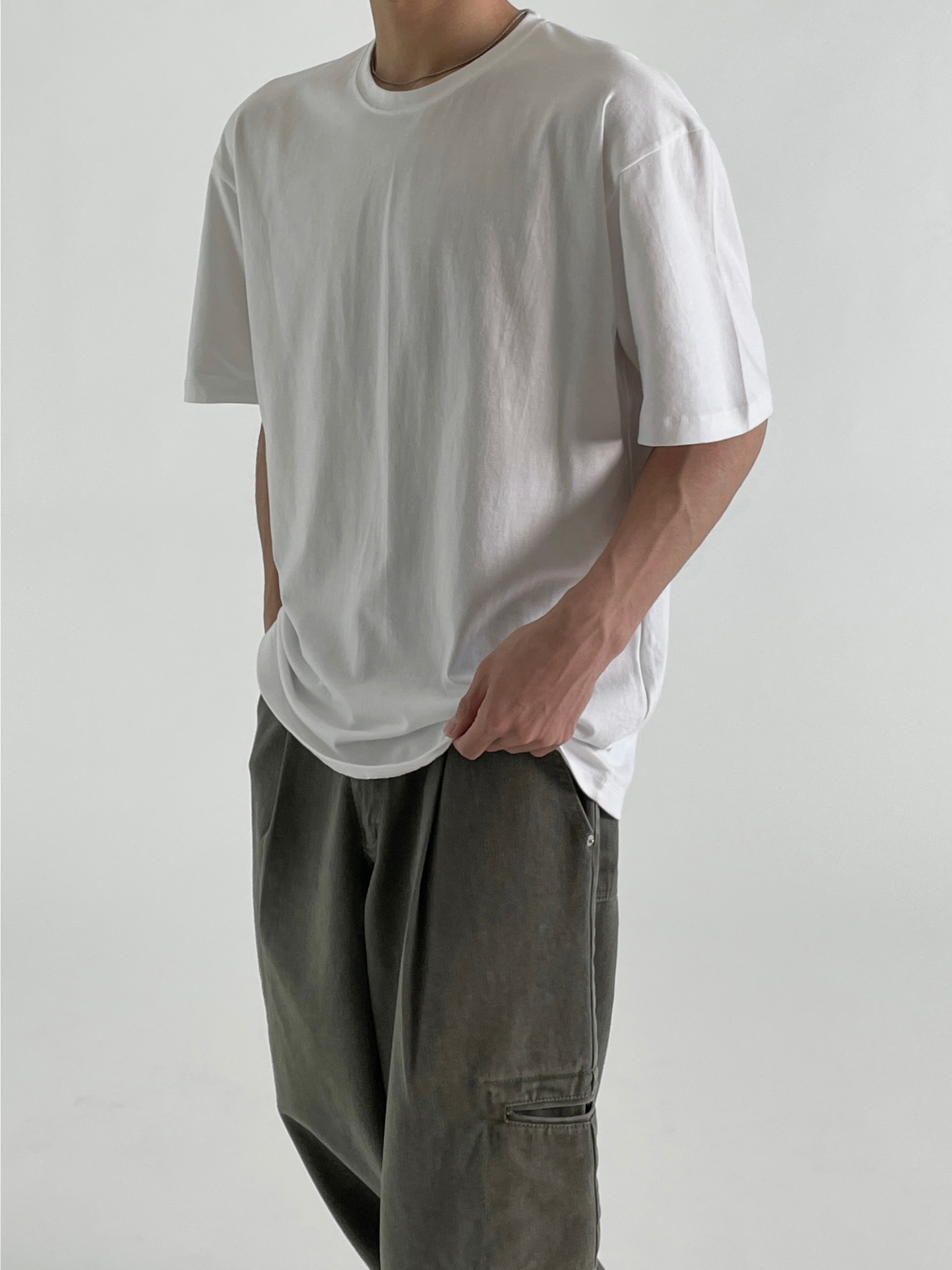 반팔 티셔츠 모델 착용 이미지-S1L33