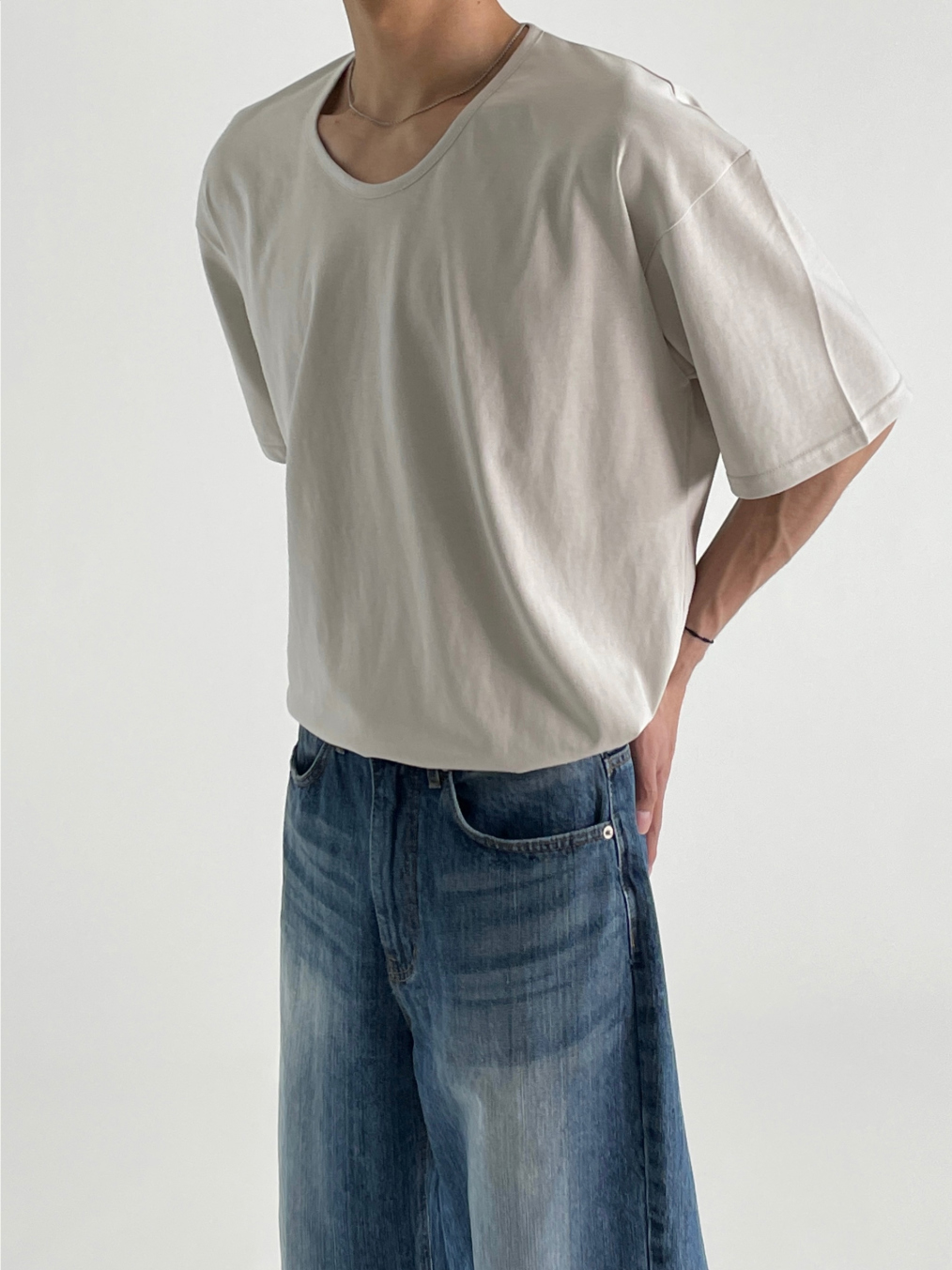 반팔 티셔츠 모델 착용 이미지-S1L63